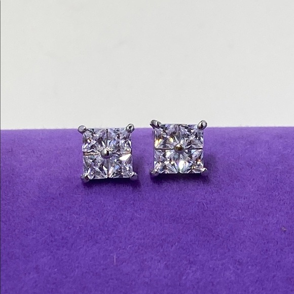 💛 Classic Silver Crystal Stud Earrings - Picture 1 of 4